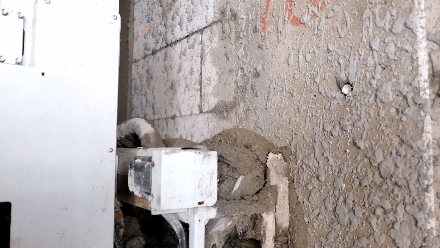 蔚建抹灰機器人抹灰作業中